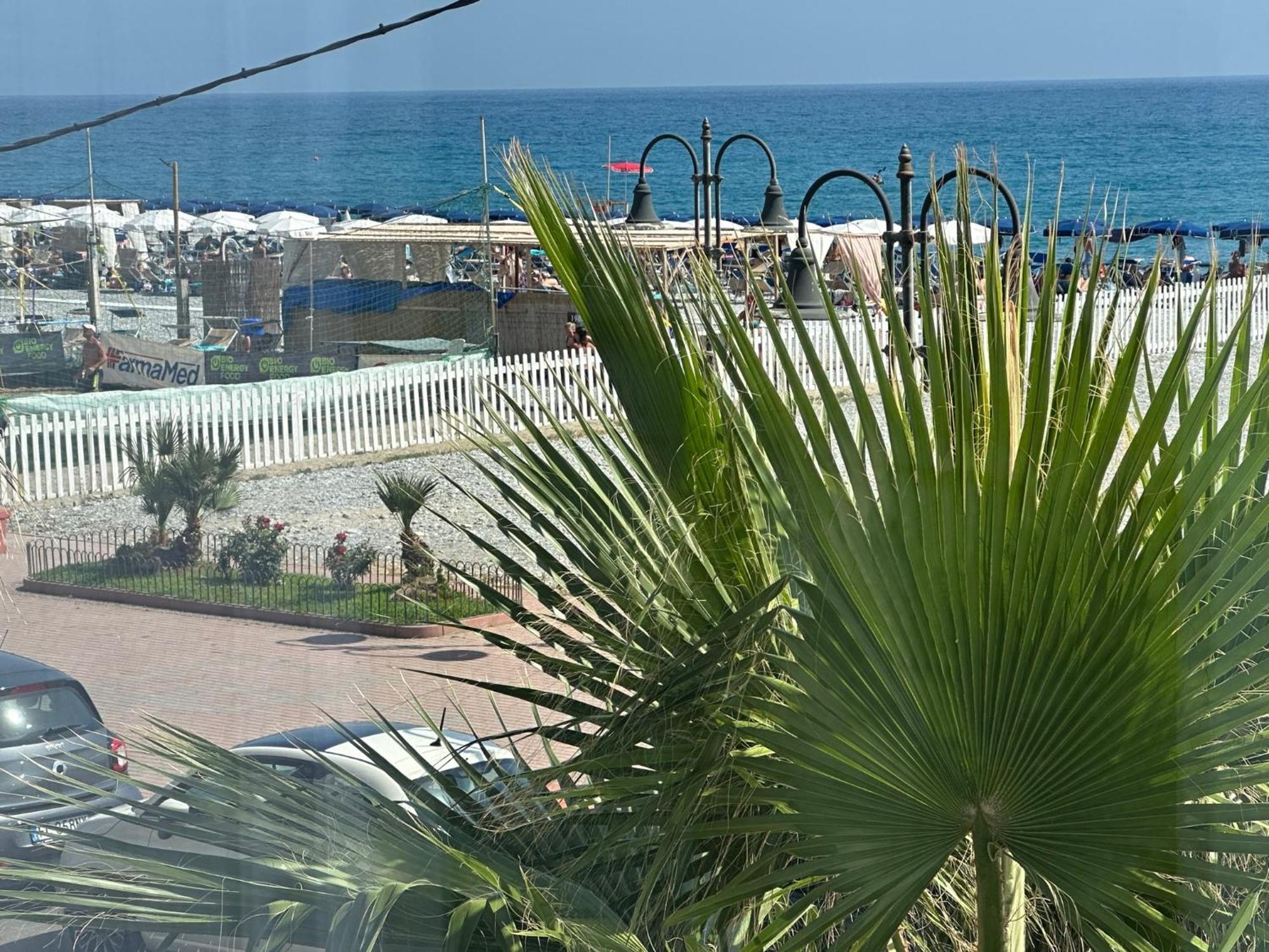 Appartamento Aria Del Mare Ventimiglia Exterior foto